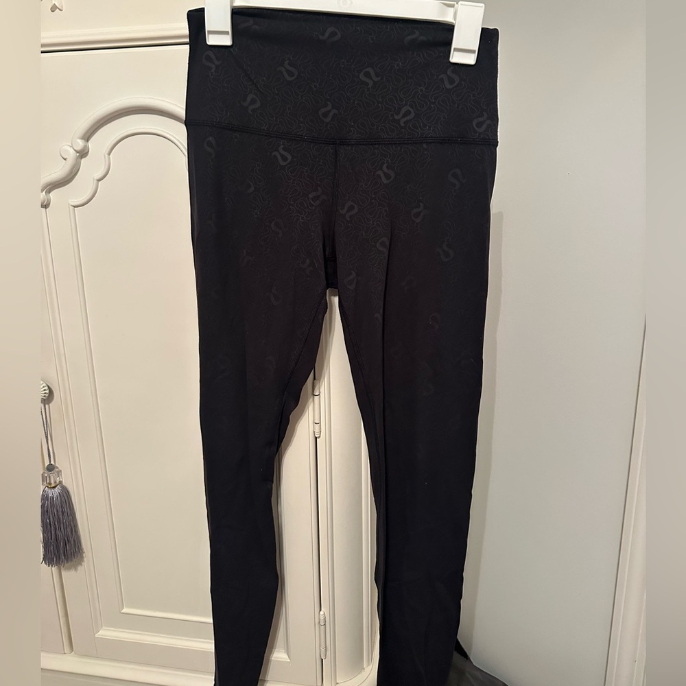 size 8 28” lululemon align leggings in rare lulu pattern!